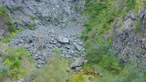 Luftannäherung-An-Felsen-Am-Talboden