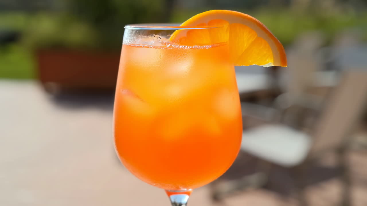 Coquetel de laranja refrescante com gelo e fatia de laranja