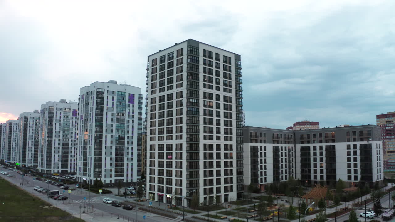 edificios de apartamentos modernos en el área urbana