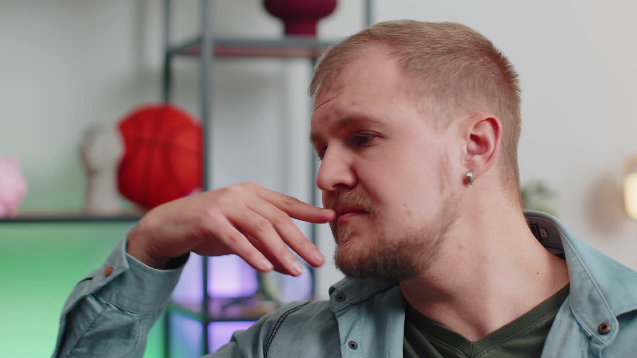 집에 있는 성인 남자가 불공평한 상황으로 고통받고 있습니다. 문제, 헤어짐, 우울증, 기분이 나고, 무력감.