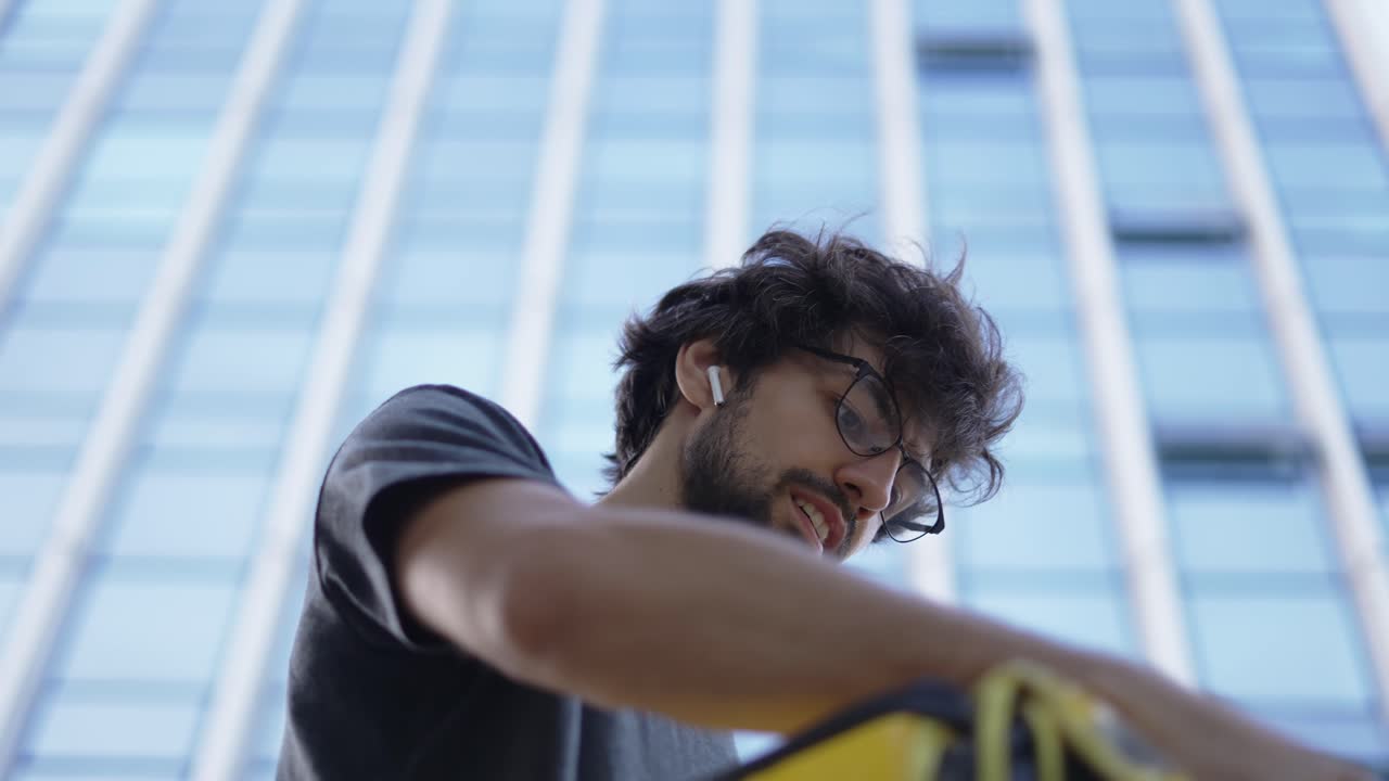 배 ⁇ 과 함께 택배 주문 수령에 대한 세부 사항을 위해 내부를 살펴, 낮은 각도 보기