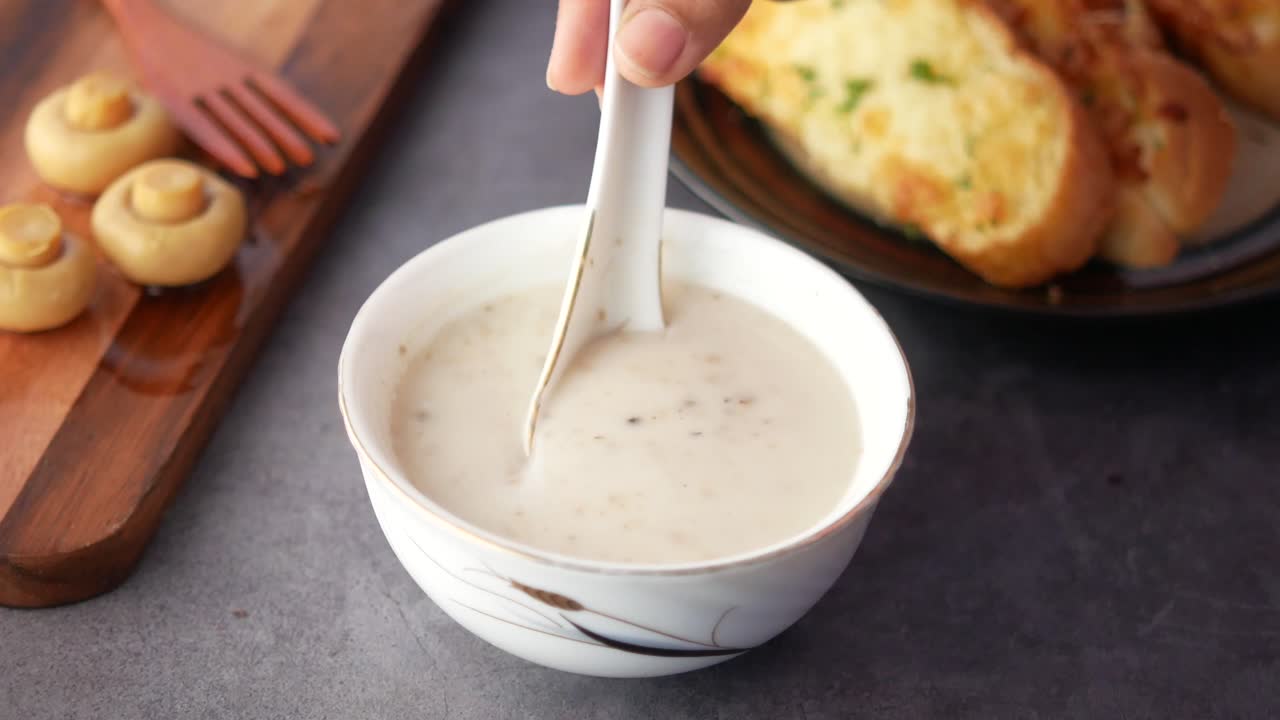 Zuppa cremosa di funghi con pane all'aglio