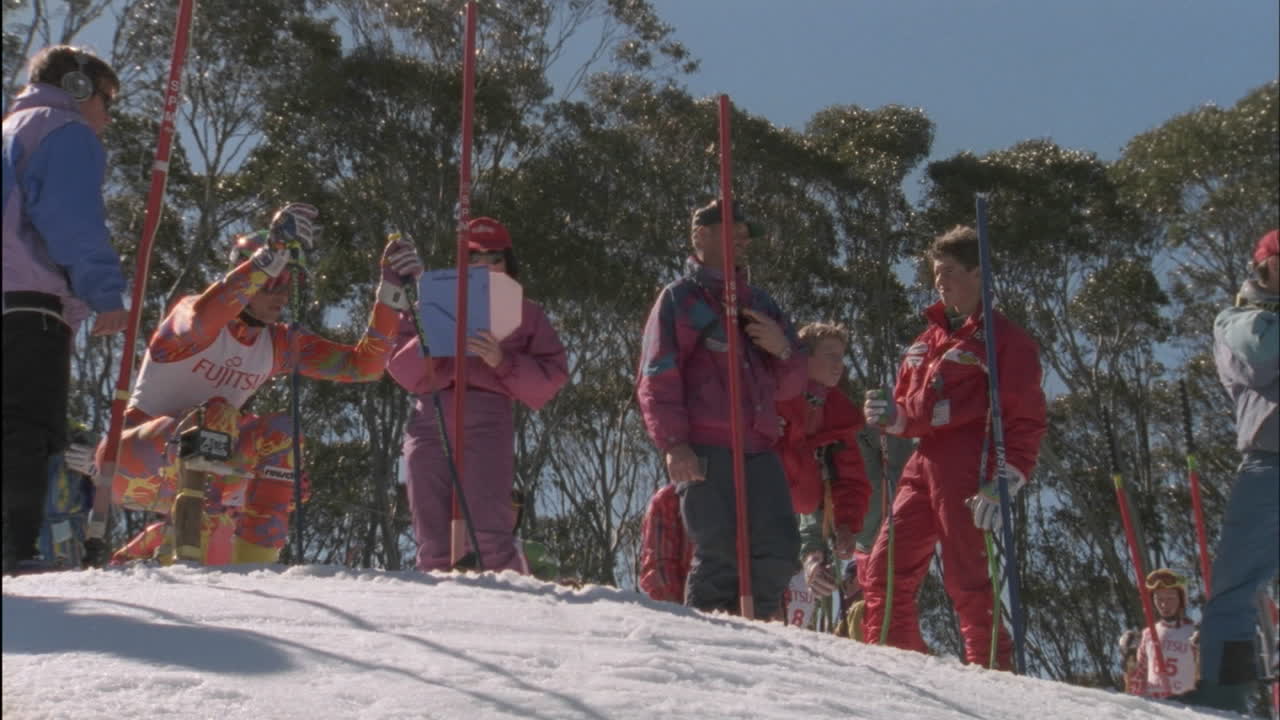 경쟁적인 스키어가 스키를 타기 시작하다