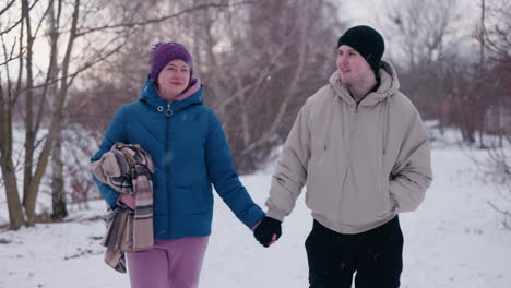 una pareja caminando en la nieve.