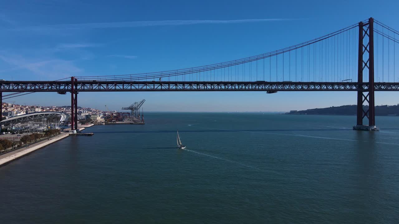 포르투갈 리스본의 테조 강을 따라 순항하는 멋진 범선의 공중 전망