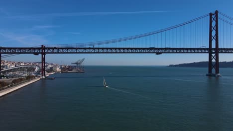 vista aérea de un hermoso velero que navega por el río tejo en lisboa, portugal