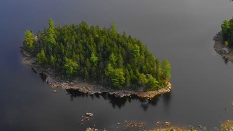 Imágenes-Aéreas-De-Un-Lago-Remoto-En-El-Norte-De-Maine-Que-Descienden-Hacia-Una-Isla-Boscosa-Cerca-De-La-Costa