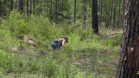 Mujer-Joven-Voluntaria-Plantando-árboles-En-Tierra-Seca-Concepto-De-Salvar-La-Naturaleza-Contra-El-Cambio-Climático-Conservación-Del-Medio-Ambiente