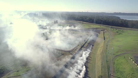 coches a la deriva con humo de neumáticos quemados en la pista de carreras