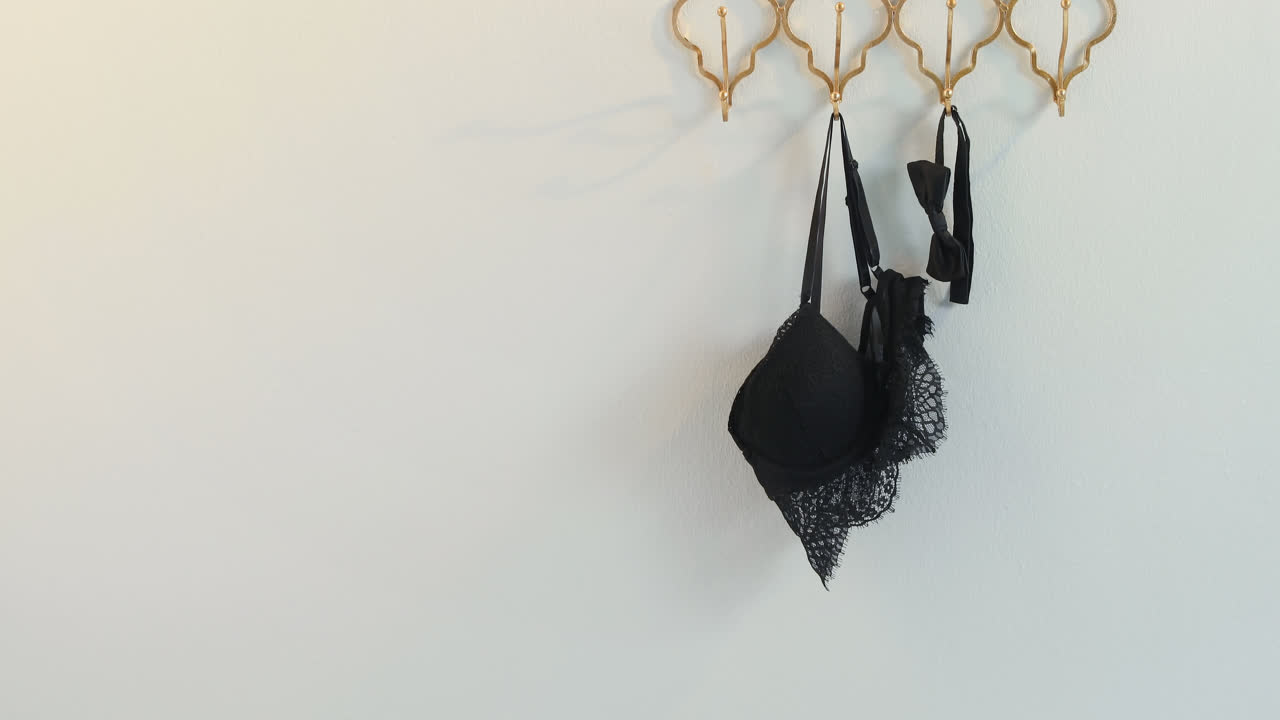 속옷과 타이가 갈고리에 매달려있는 4k