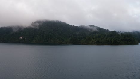 Toma-Aerea-Del-Lago-Tziscao,-Parque-Nacional-Montebello,-Chiapas