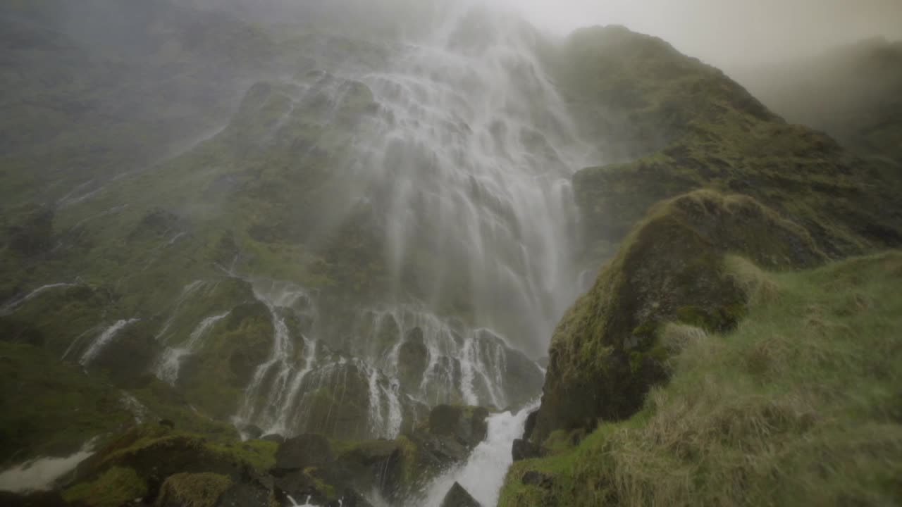 enorme cascada en islandia cayendo hacia abajo
