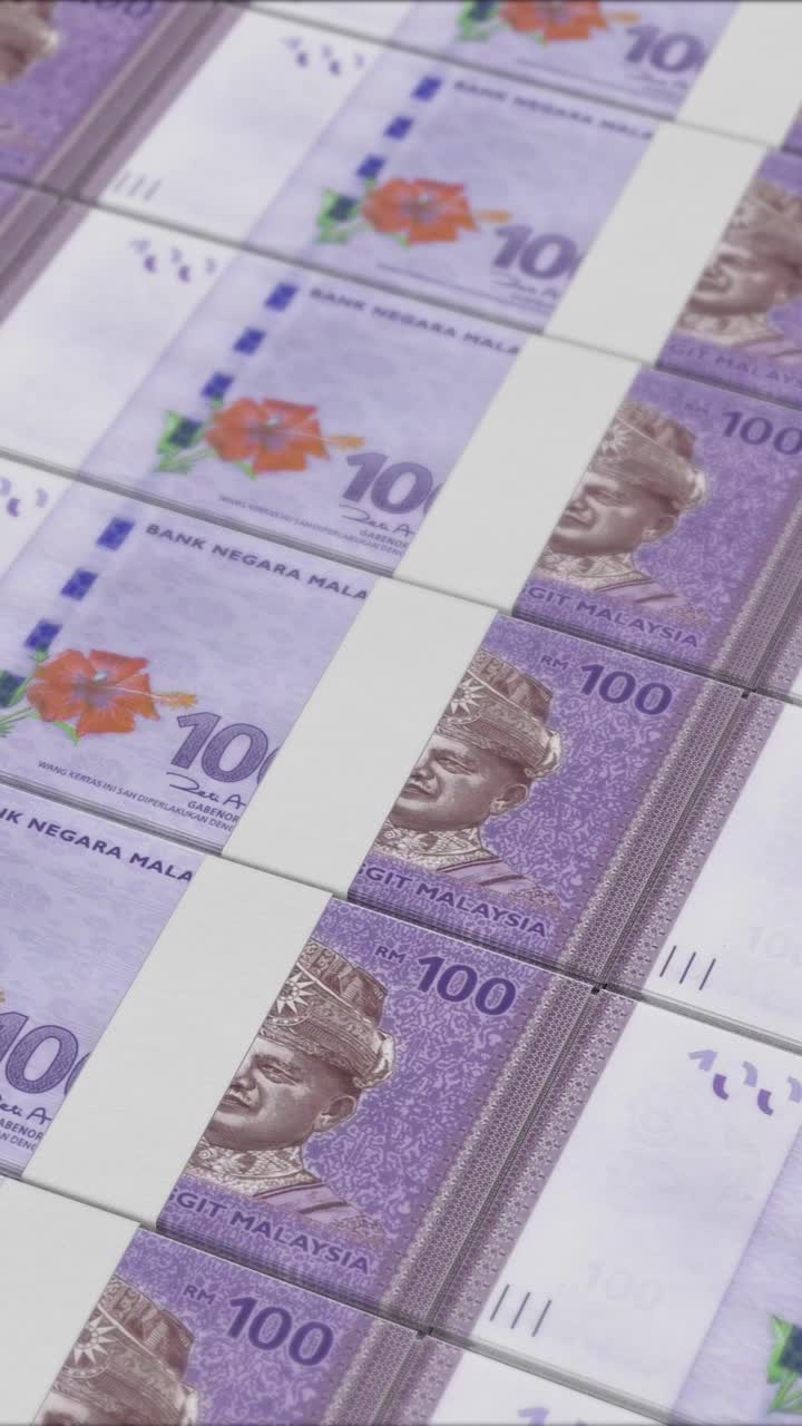 video vertical de billetes de 100 ringgit de malasia impresos por una prensa de dinero