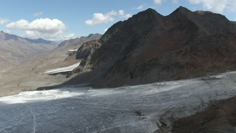 Toma-Aérea-De-Drones-De-Una-Lengua-Glaciar-En-Los-Alpes-Italianos,-Dolomitas