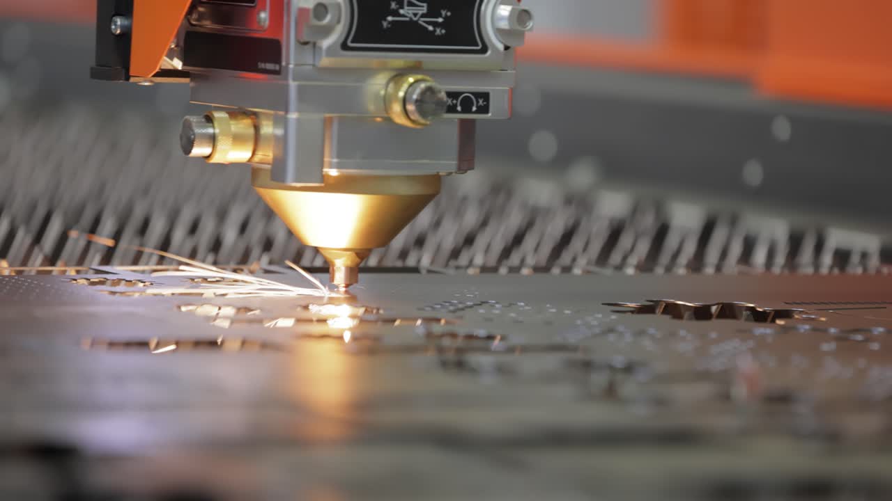taglio laser cnc del metallo, moderna tecnologia industriale. piccola profondità di campo. avvertimento - ripresa autentica in condizioni difficili.