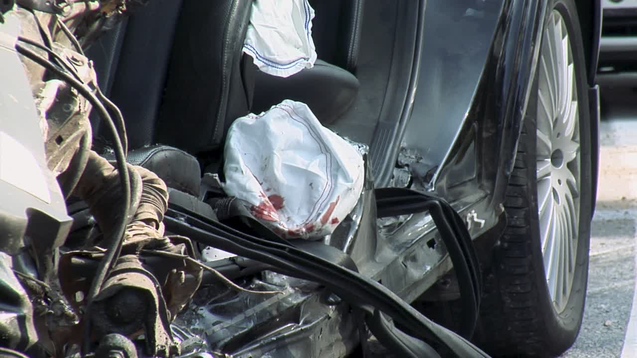 거리에서 자동차 충돌 사고, 충돌 후 손상된 자동차