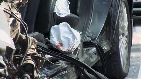 accidente automovilístico en la calle, automóvil dañado después de la colisión