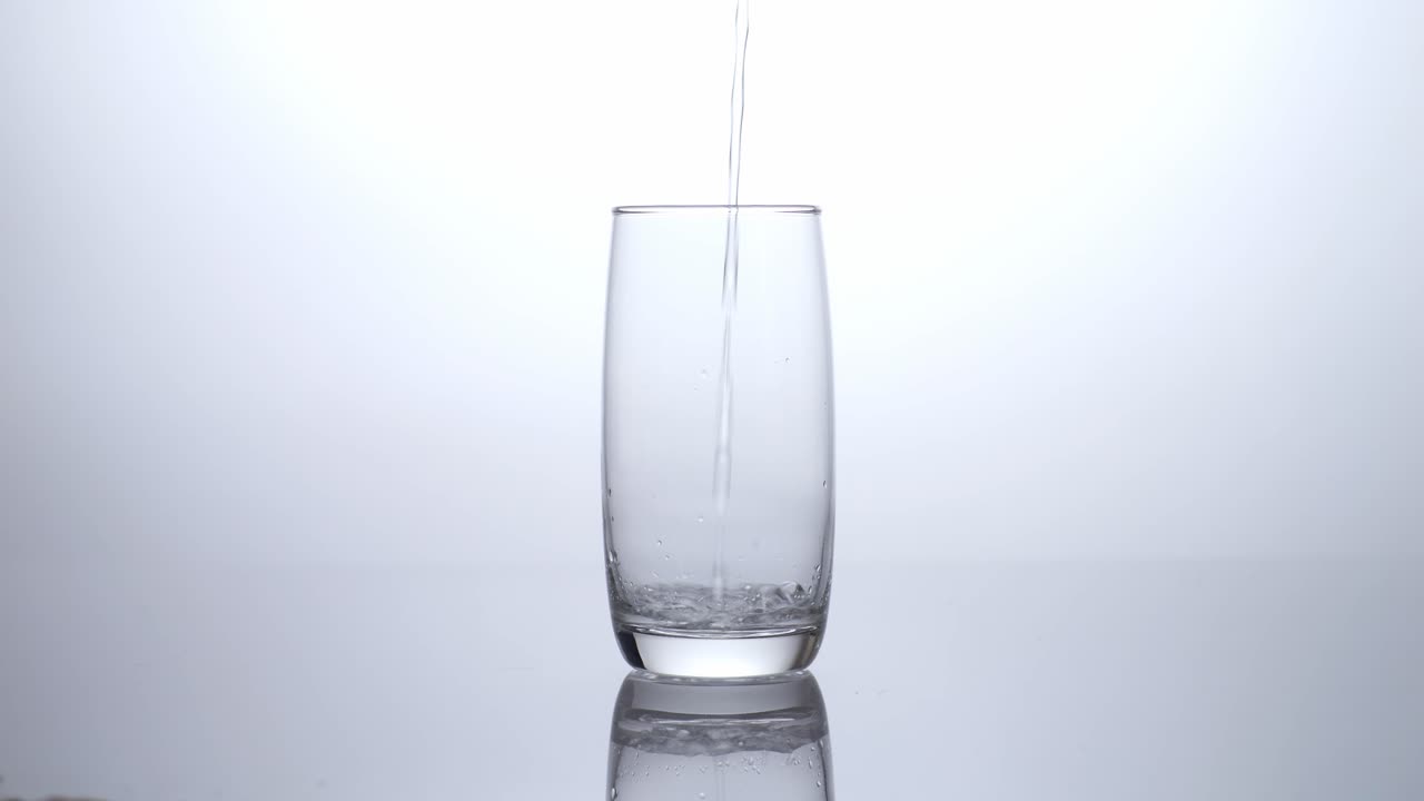 물 을 잔 에 부어 넣는 것