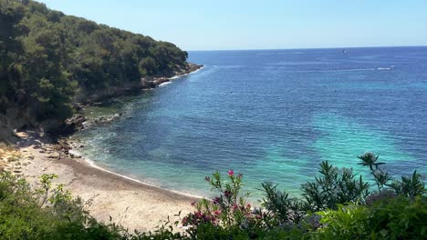 Strand-Von-Fossettes-Und-Ruhiges-Blaues-Meer-Auf-A