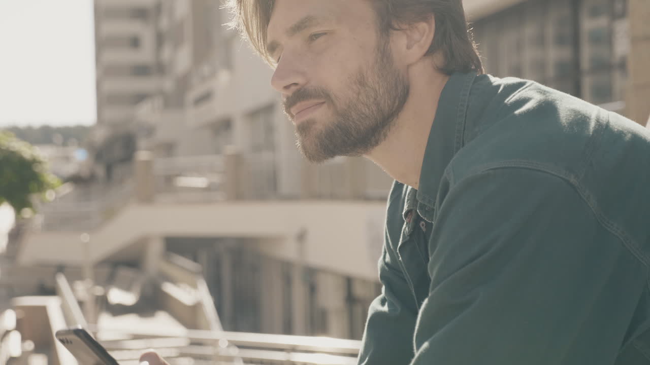 человек на открытом воздухе со смартфоном