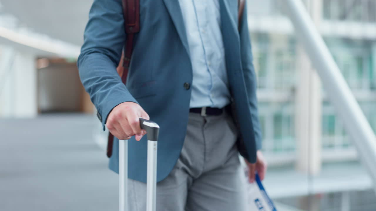 Mano, maleta y hombre de negocios caminando