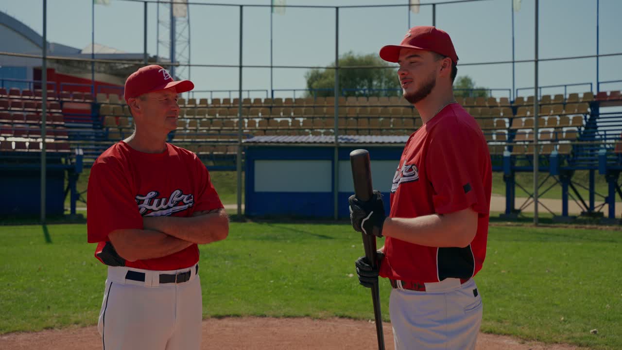 Allenatore di baseball che parla con il giocatore sul campo