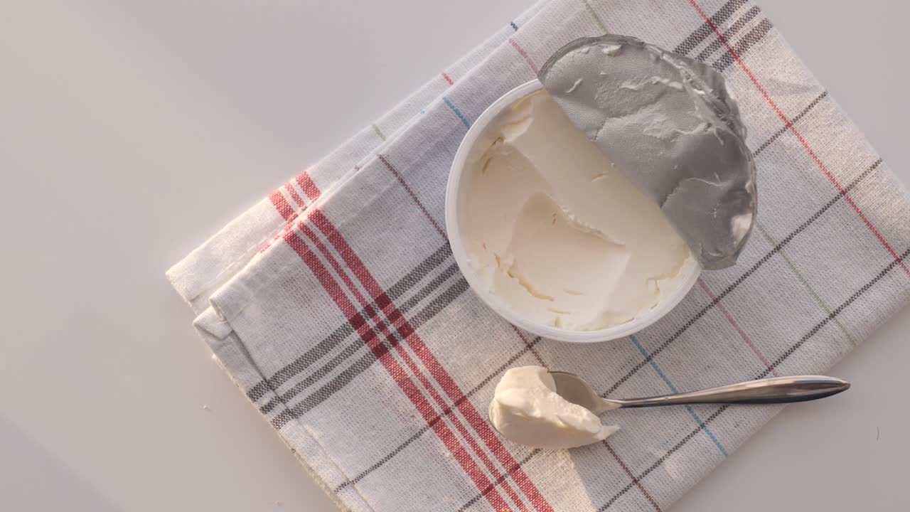 Crema di formaggio in un contenitore sul tavolo
