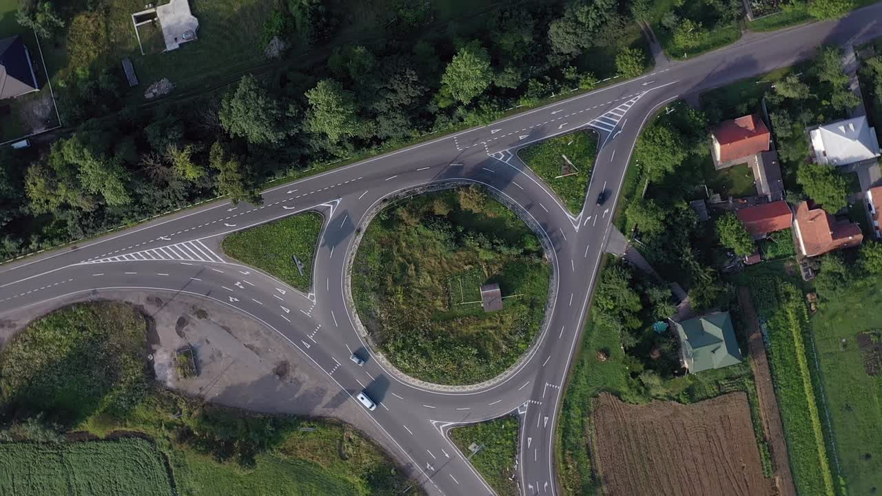 서클 링 로드 (circle ring road) 에 있는 자동차와 트럭의 순환 교통, 공중에서 볼 수 있습니다.