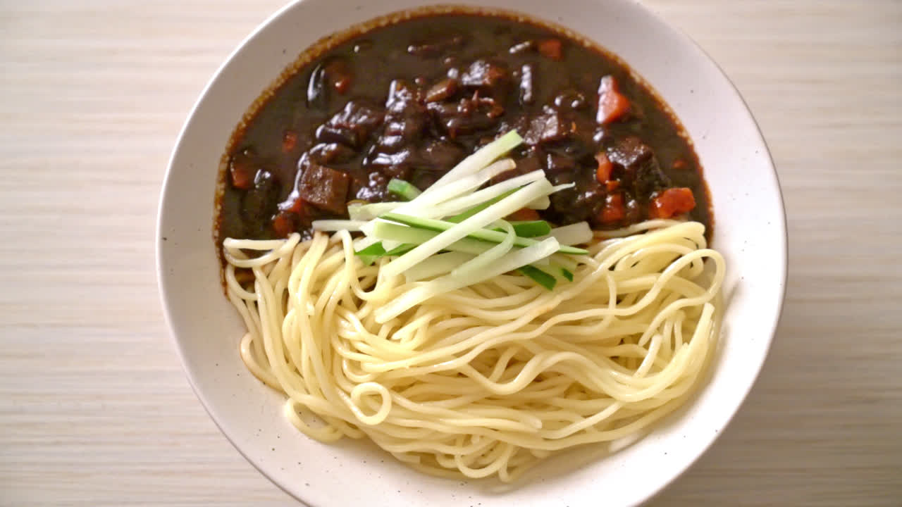 jajangmyeon o jjajangmyeon son fideos coreanos con salsa negra - estilo de comida coreana