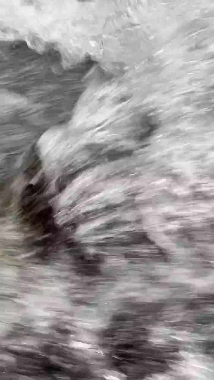 Acqua impetuosa che scorre sulle rocce in un torrente di montagna