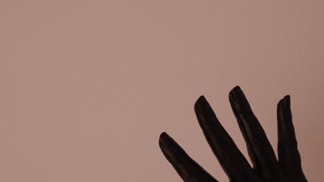 mujer joven pintada a mano con color negro moviéndose suavemente en un fondo blanco