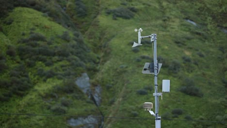 instrumento de pronóstico meteorológico para la velocidad del viento, anemómetro para medir el tiempo ventoso, instrumentos científicos utilizados en meteorología y ciencia para hacer pronósticos meteorológicos en las montañas