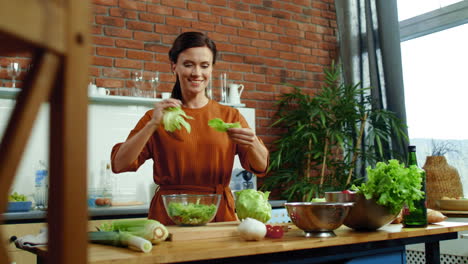 Frau-Bereitet-Salat-In-Der-Küche-Zu.-Lächelndes-Mädchen,-Das-Salat-Auf-Einer-Salatschüssel-Zerreißt.