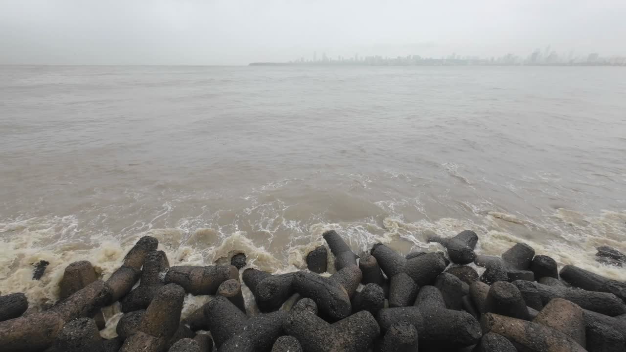 마린 라인 뭄바이 인도 남쪽 봄베이 우기 파도 튀김 바위 스카이 라인