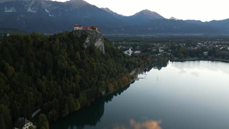 Emergiendo-A-Través-De-Las-Nubes-En-El-Lago-Bled-En-Eslovenia-Durante-El-Otoño-Al-Amanecer