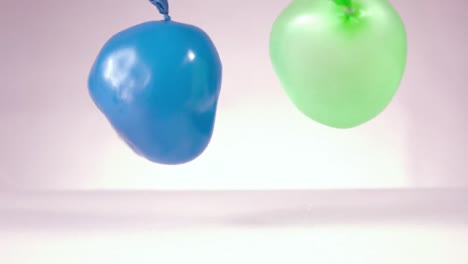 ballon d'eau bleu et vert qui tombe