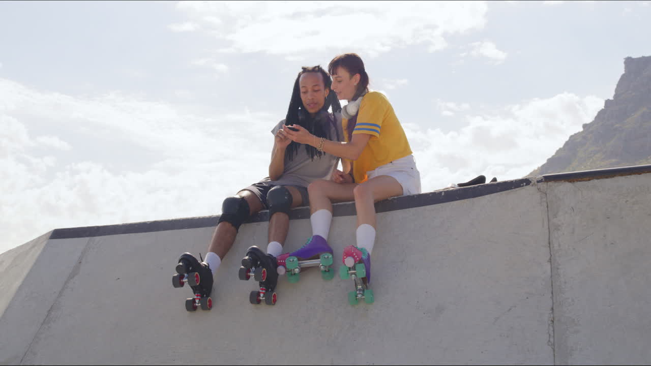 ⁇ 드폰 을 사용하는 젊은 트렌디 한 친구 들