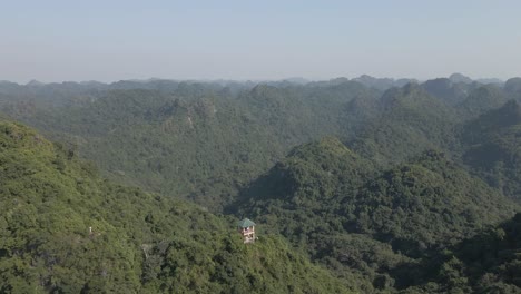 torre de mirador turístico panorámico en la cresta de la montaña escarpada, vietnam
