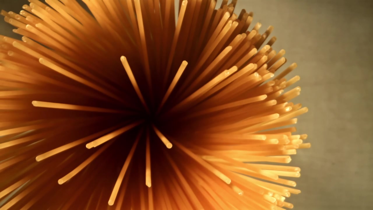 Primo piano dall'alto di spaghetti crudi