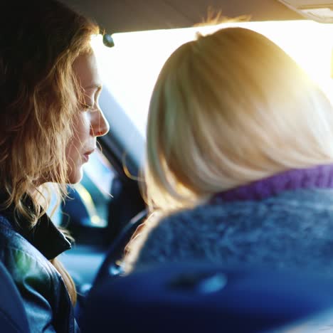 Zwei-Frauen-Kommunizieren-Im-Auto