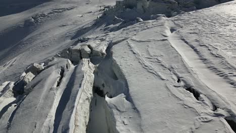 spinta aerea: facciata ripida di montagna ricoperta di neve nelle alpi