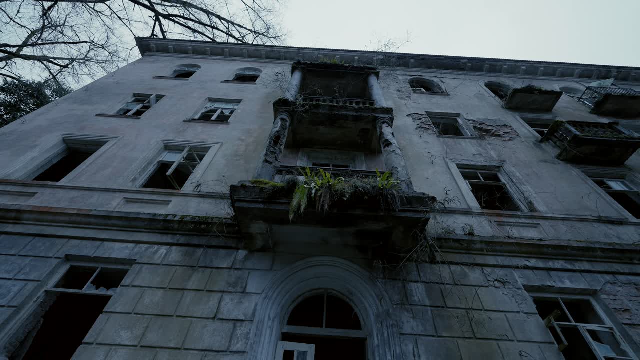 edificio abandonado con fachada en deterioro