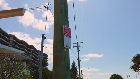 señalización y alrededores en la playa de currumbin