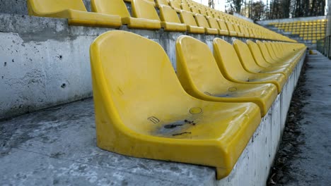 sillas amarillas en un estadio vacío, 4k