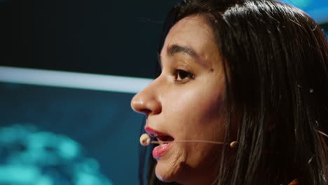 un primer plano extremo de una mujer compartiendo los últimos desarrollos en ia y big data