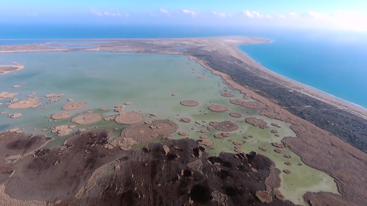 Vista Aérea de Zona Húmida Costeira e Lagoa
