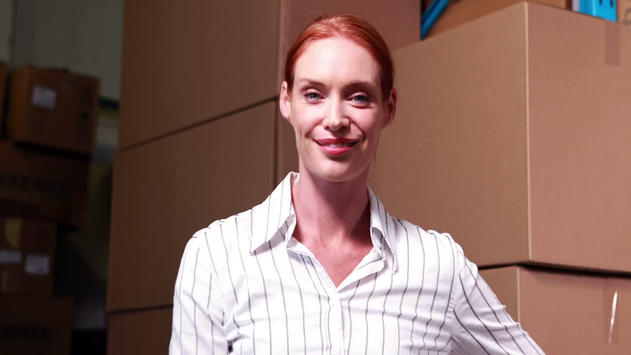 el gerente del almacén girando y sonriendo a la cámara