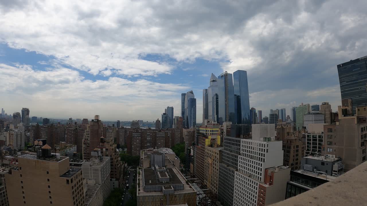 timelapse de dia nublado com céu azul