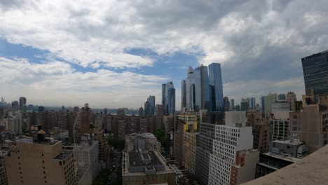 timelapse de día nublado con cielos azules