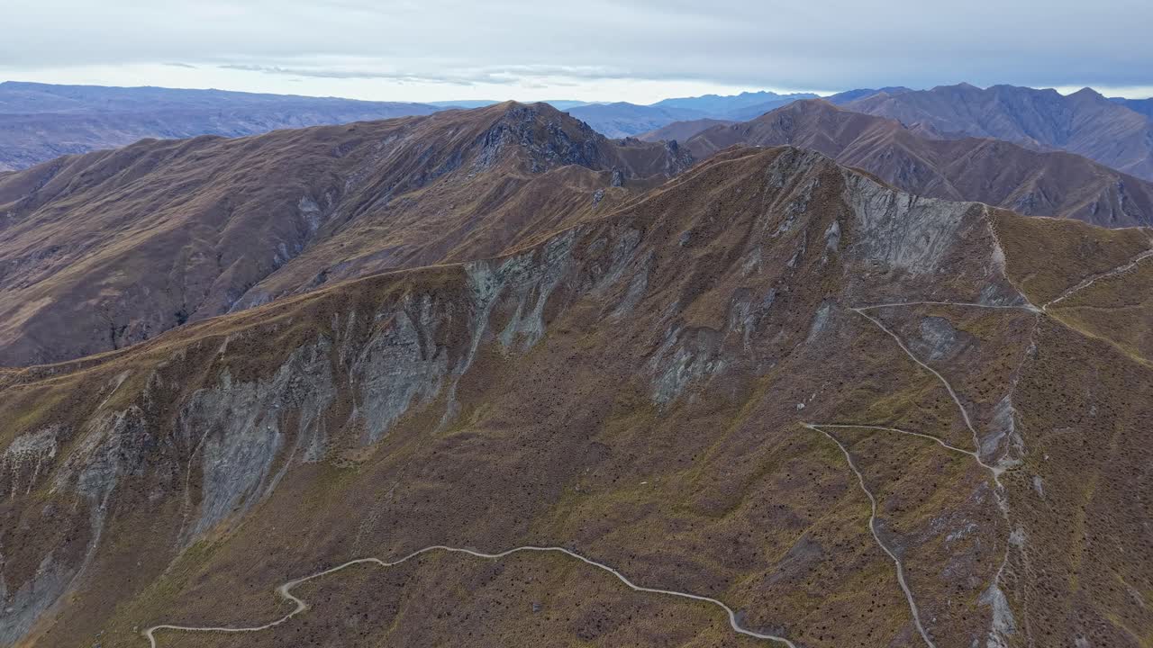 Roys Peak hike offers stunning Wanaka, New Zealand mountain views